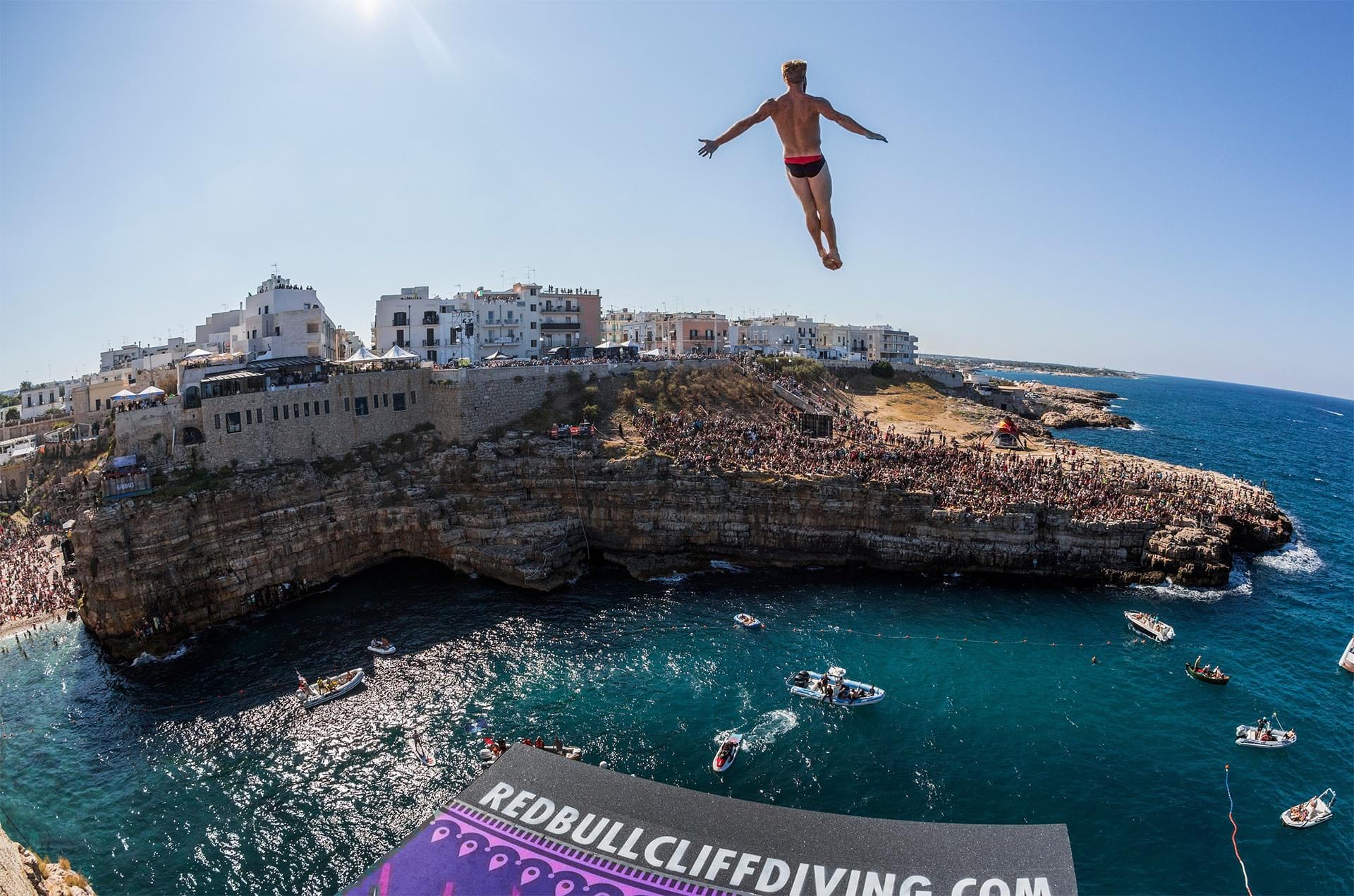 Tuffi spettacolari da Polignano per il Red Bull Cliff Diving Notizie