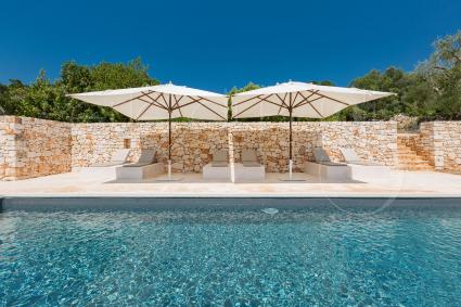 La piscina della villa, con solarium da cui si gode di vista mozzafiato