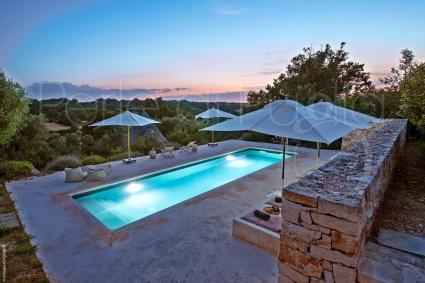 Il tramonto sulla Valle d`Itria si gode dalla piscina