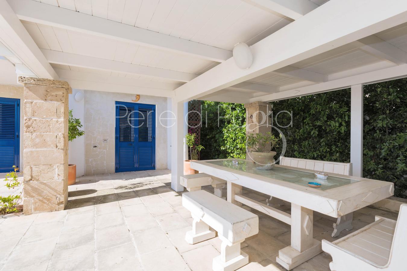 Villa con piscina e jacuzzi vista mare a Santa Maria al Bagno ...
