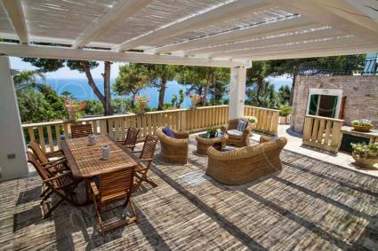 Il patio con vista sul mare, il luogo ideale per cenare e rilassarsi sotto le stelle