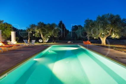 A sera, la piscina illuminata avvolge di fascino e magia la villa