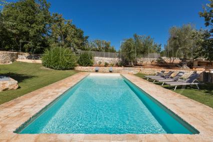The beautiful pool overlooking the garden is fenced and equipped with a solarium on the lawn