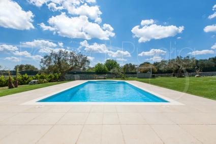 La bella piscina della villa in affitto per vacanze relax