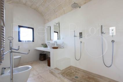 Anche la seconda camera matrimoniale è dotata di bagno doccia en suite