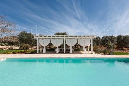 La grande piscina della villa, per trascorrere giornate di puro relax