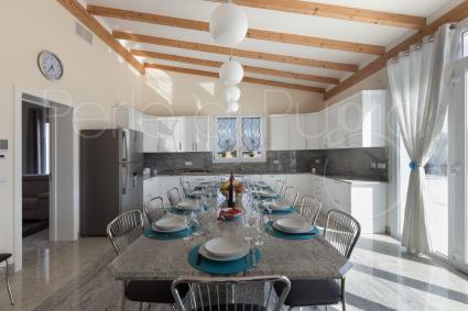 Large, bright and super-equipped is the kitchen with dining room for 10 people