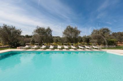 The large pool of the villa, to spend days of pure relaxation