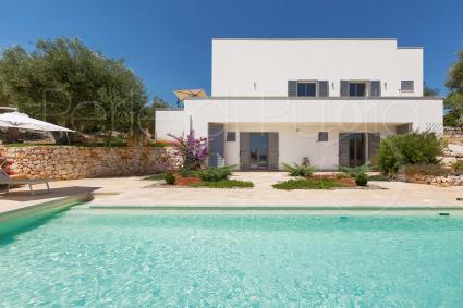La splendida piscina moderna accanto alla villa vacanze in affitto in Puglia