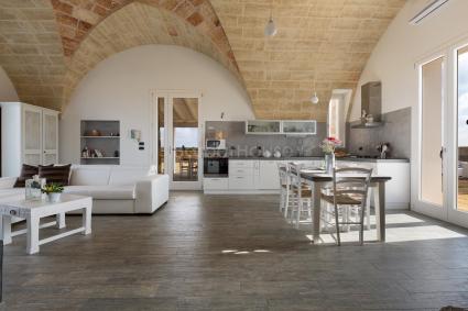 Nell`open space vi sono cucina moderna e accessoriata, sala pranzo e zona relax