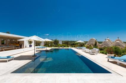 Charming villa with pool and trulli, full optional, up to 16 people