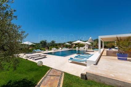 The beautiful estate with pool and trulli for rent for exclusive holidays in Puglia