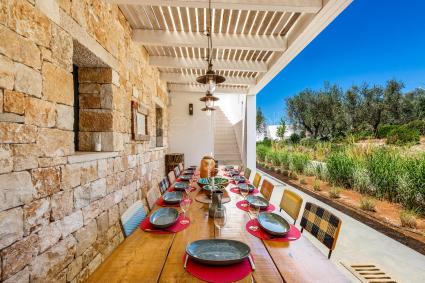 Even organizing a party on the veranda will be special, on holiday in Puglia