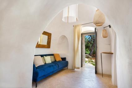 The bathroom with shower of the luxurious Trullo Pergola