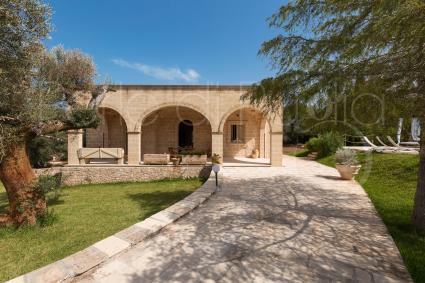 La bella casa è realizzata in pietra locale, in armonia con la natura di Puglia