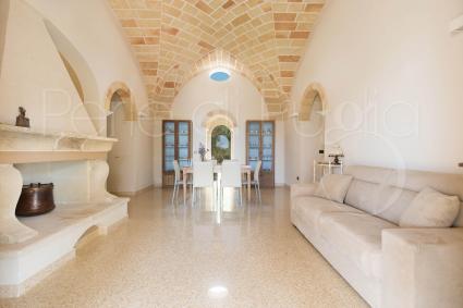 Luminoso ed elegante è il soggiorno della villa, un sogno per le vacanze in Puglia