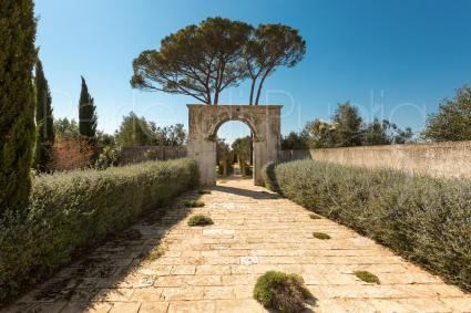 L`arco antico con lo stemma dei Valentino porta al giardino interno e al colonnato
