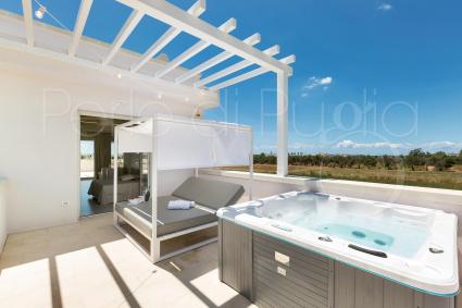 Exclusive verandah with jacuzzi and baldachined beach bed