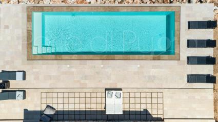 La piscina ripresa dal drone di Perle di Puglia