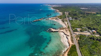 La spiaggia a 50 metri da Masseria Villa, ripresa dal drone di Perle di Puglia