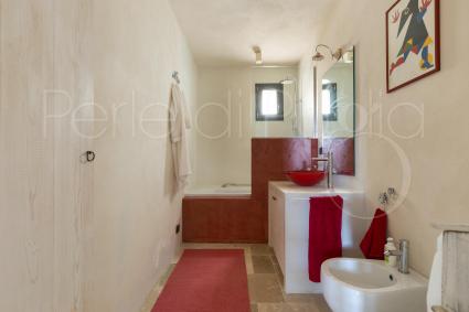 The ensuite bathroom with shower and tub of the third double bedroom