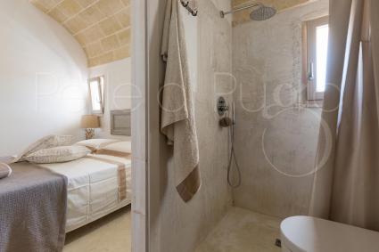 La seconda camera matrimoniale con bagno doccia en suite