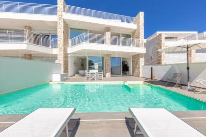 Villa for 8 guests with swimming pool and view on the sea