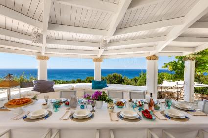 Pranzare e cenare all`aperto con vista sul mare del Salento 