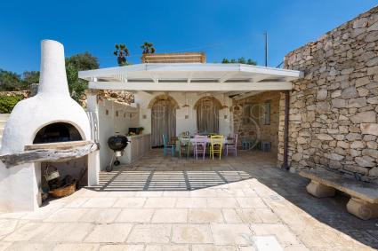 Il bellissimo caminetto per il barbecue sotto il cielo di Puglia