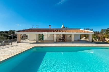 Villa with trullo and swimming pool for 12 guests