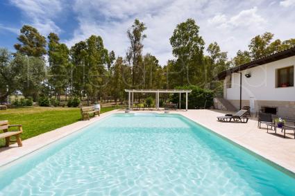 La bella piscina della villa vacanze nella zona di Brindisi