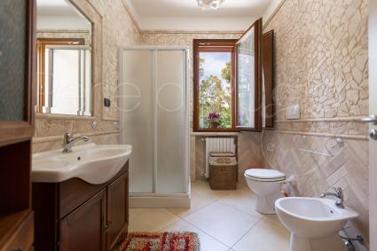 Bagno con doccia luminoso e ampio, nella villa vacanze a San Donaci