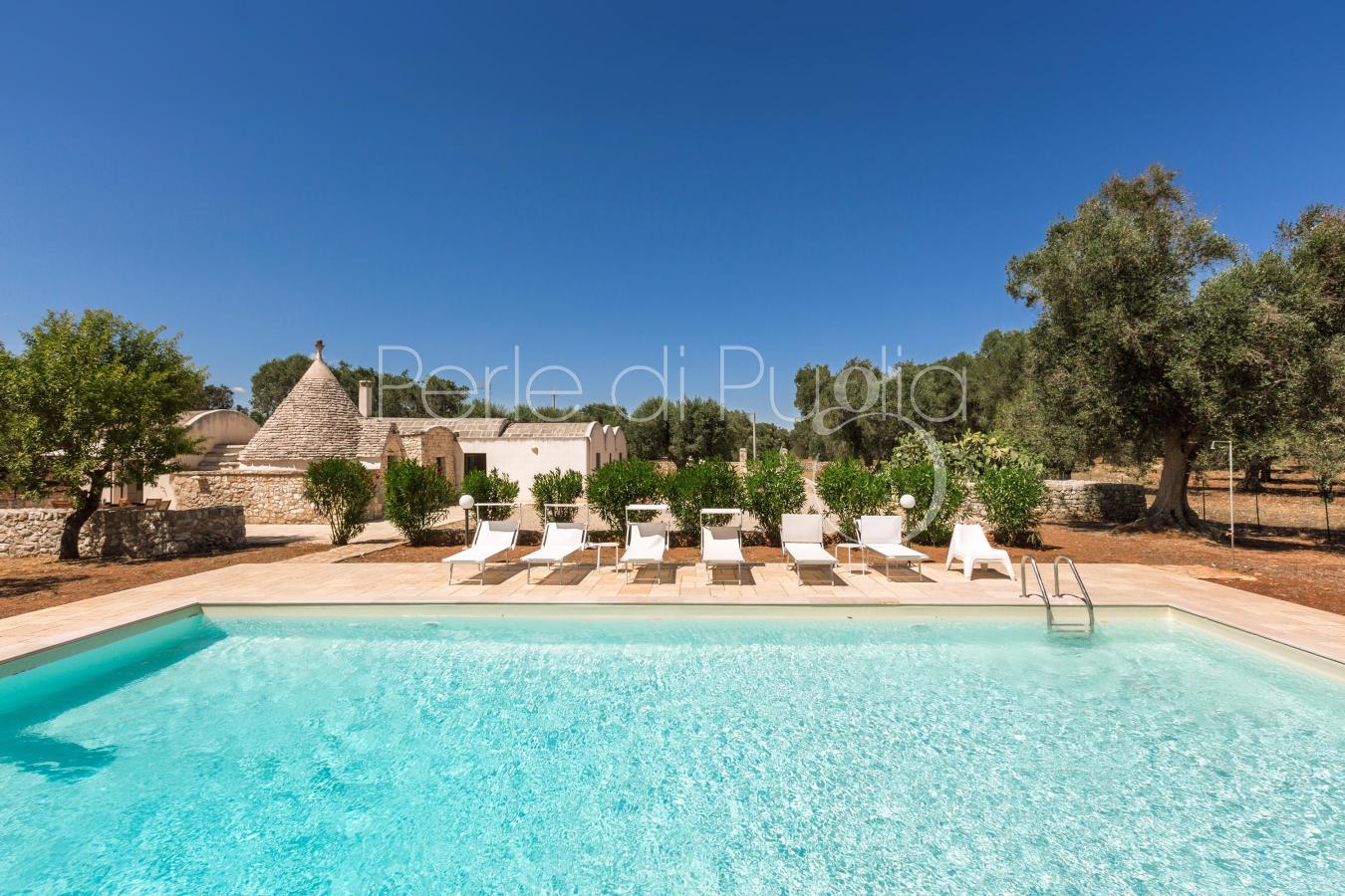 Ville e casa vacanze puglia in affitto, offerte ville e casa ... Arredamento country chic camera da letto trulli